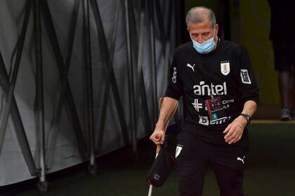Oscar Tabárez ingresa a la Arena Amazonia, sede del partido por eliminatorias con Brasil; tras la derrota, abogó por "no tirar la toalla" de cara a los seis partidos que restan.