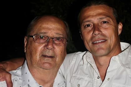 Oscar y Matías Almeyda, padre e hijo, se mostraban juntos en diversas facetas de la vida