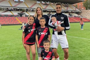 Oscar Trejo junto con su mujer y sus cuatro hijos, en el estadio del Rayo Vallecano, donde construyó el tramo principal de su carrera