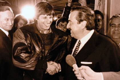 Oscar Tubío sonríe junto al presidente argenbtino Raúl Alfonsín