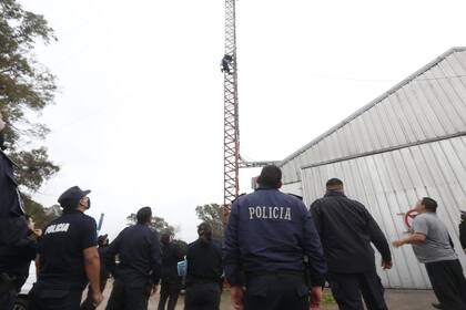 Oscar, un policía bonaerense se trepó a una torre: está llorando y tratan de bajarlo