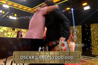 Oscar y Guido Kaczka se fundieron en un fuerte abrazo en Los 8 escalones de los tres millones (Foto: Captura / eltrece)