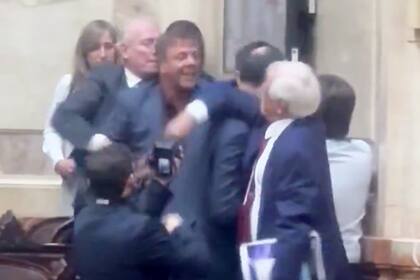 Oscar Zago y Lisandro Almirón se pelearon en pleno recinto de Diputados