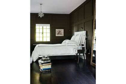 Oscuro no es sinónimo de apagado. Aquí, un dormitorio que despliega brillo por donde se lo mire