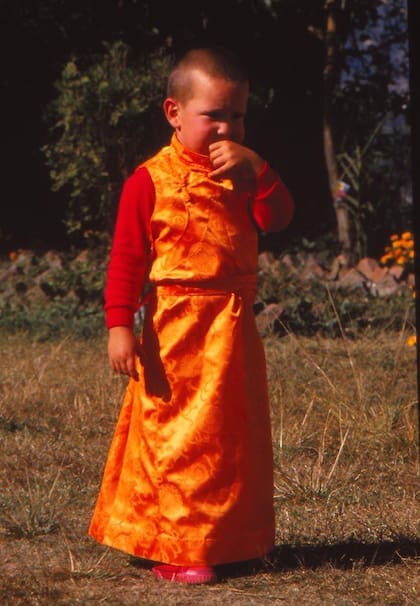 Osel fue criado como la reencarnación de un popular lama que expandió el budismo en Occidente.