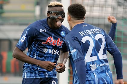 Osimhen festeja un gol de Napoli con su compañero Giovanni Di Lorenzo