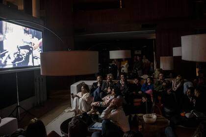 Oskar Metsavaht proyectó su corto documental ASAP (As susteinable as possible/As soon as possible) en una casa en La Boyita para iniciar la discusión sobre la sustentabilidad en la moda