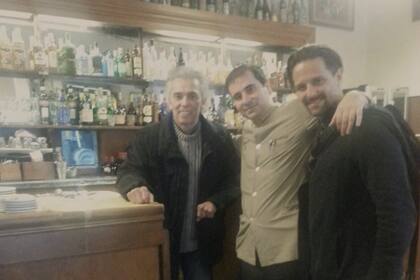 Osky, con Jairo, uno de sus clientes en Miramar