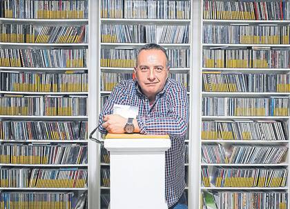 Osky Martínez en su lugar en el mundo, rodeado de discos