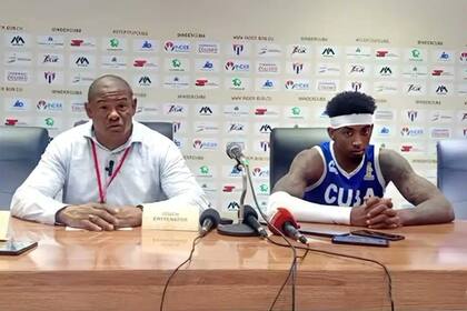 Osmel Planas, entrenador de Cuba, y Karel Guzmán, en la conferencia de prensa del jueves 26 de noviembre, en La Habana, y que habría motivado la exclusión del jugador del plantel