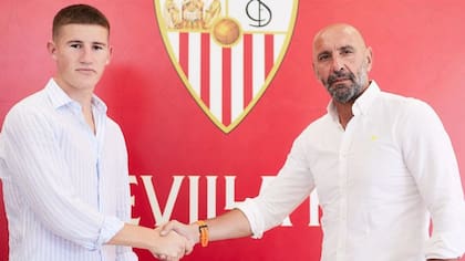 'Oso' junto a Monchi, histórico Director Deportivo de Sevilla, en su llegada al club nervionense