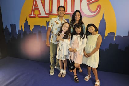 Osqui Guzmán y su pareja, actriz y directora Leticia González de Lellis, convirtieron la invitación en una divertida salida familiar