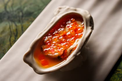 Ostra, berenjena y huevas de trucha