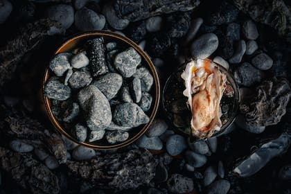 Ostra y kimchi con crocante de alga.