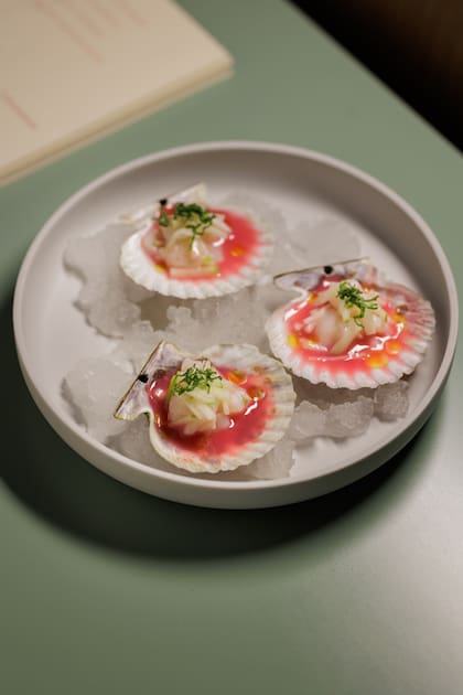 Ostras con granita tosazu y crudo de vieiras con leche de tigre de frutos rojos.