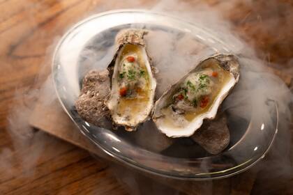 Ostras en Brutal, una de las novedades más atractivas del centro, con Claudio Lucero (ex Diplomatic) como chef.