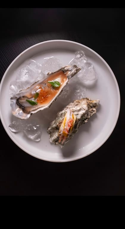 Ostras patagónicas en jugo de huevas de trucha y vinagre, en Crizia, nuevo consagrado de Buenos Aires.