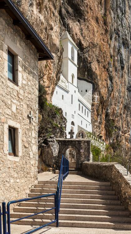 En el sector inferior tiene un manantial con propiedades curativas.