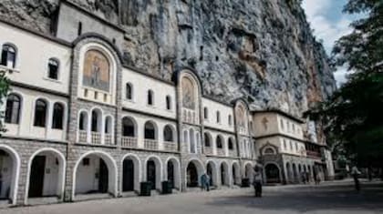 Está incrustado en la piedra y es un hito en los Balcanes.