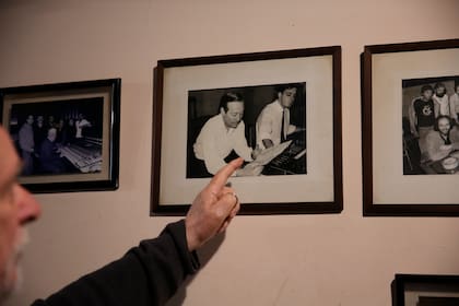 Osvaldo Acedo señala en la foto al Polaco Goyeneche, durante una recorrida por sus legendarios estudios de grabación, ION