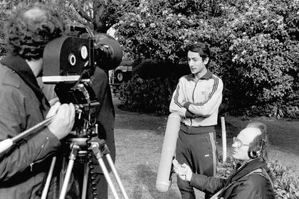 Osvaldo Ardiles charla en la concentración argentina de 1978 con la prensa internacional antes del encuentro con Italia; fue uno de los tres futbolistas encargado de negociar los premios del plantel