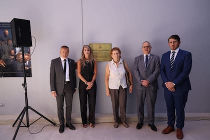Osvaldo Armoza, Sandra Arroyo Salgado, Sara Garfunkel, Eyal Sela y Mauro Berenstein en el homenaje al fiscal Alberto Nisman