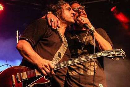 Osvaldo cantando con la 25