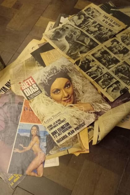 Osvaldo Dubini mostraba su material fotográfico y luego lo descartaba depositándolo en el piso; aquí, una portada con Lolita Torres de Siete Días y una aventura fotográfica de imágenes que el reportero gráfico tomó escondido tras la cartelera de noticias del diario La Nación