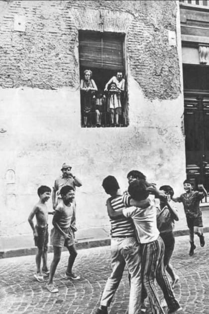 Osvaldo Dubini retrataba también imágenes de la vida cotidiana, como mesta de unos niños jugando en el barrio de La Boca