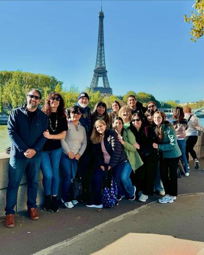Osvaldo Gross y alumnos de IAG por París