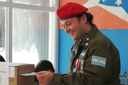 Osvaldo Hillar en la escuela rural en la que votan los domiciliados en las Islas