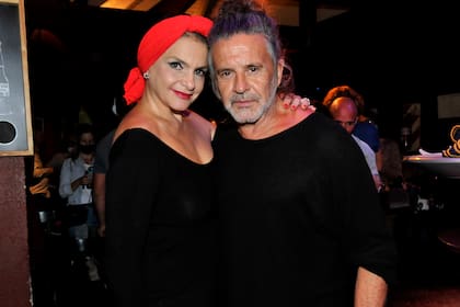 Osvaldo Laport acompañó a su mujer, Viviana Saez, quien brindó un recital en el Paseo La Plaza