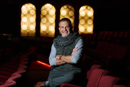 Osvaldo Laport posa para LA NACION en las butacas del Teatro Ópera, casi una semana antes del estreno de Billy Elliot, que llega a calle Corrientes este miércoles 27