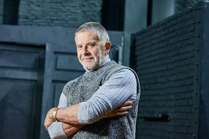 Osvaldo Laport posa para LA NACION en las butacas del Teatro Ópera, casi una semana antes del estreno de Billy Elliot, que llega a calle Corrientes este miércoles 27