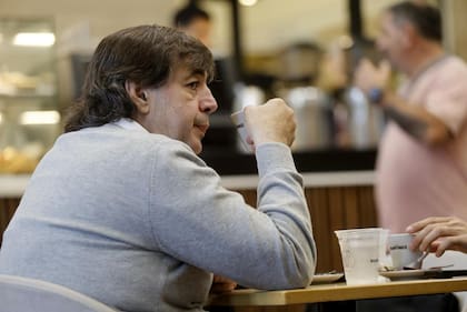 Osvaldo Manuel de Sousa se toma un café en un bar tras declarar en los tribunales de Comodoro Py por la causa "los Cuadernos de las Coimas"