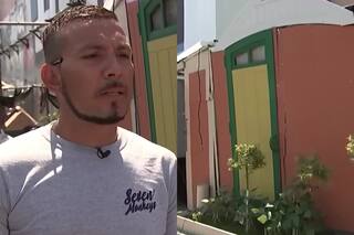 Se construyó su propia casa de madera en Los Ángeles y ahora la vende para ayudar a personas sin hogar