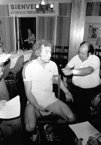 Osvaldo Piazza el 4 de abril de 1978, en la concentración en el Sindicato del Seguro en Moreno; dos meses antes del Mundial, era el zaguero elegido por Menotti para acompañar a Passarella