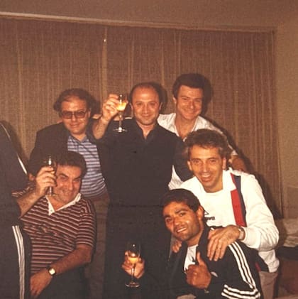 Osvaldo Principi con Santos "Falucho" Laciar en Reims, en 1987, junto a varios periodistas argentinos, entre ellos, Carlos Losauro, de LA NACION, Walter Nelson y Enrique Martín