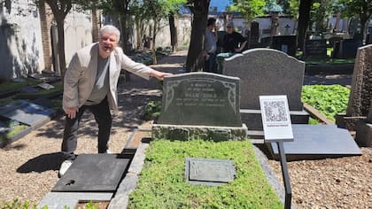 Osvaldo Príncipi, periodista de LA NACION, visita la tumba de Willie Gould, pionero del boxeo argentino, en el cementerio británico