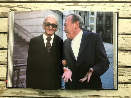 Osvaldo Pugliese y Roberto Goyeneche, retratados por Antonio Massa en las escalinatas del Congreso Nacional, 1984.