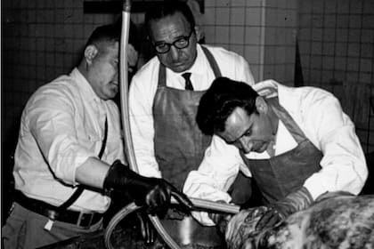 Osvaldo Raffo -en la derecha en la foto- realizó unas 20.000 autopsias en su carrera