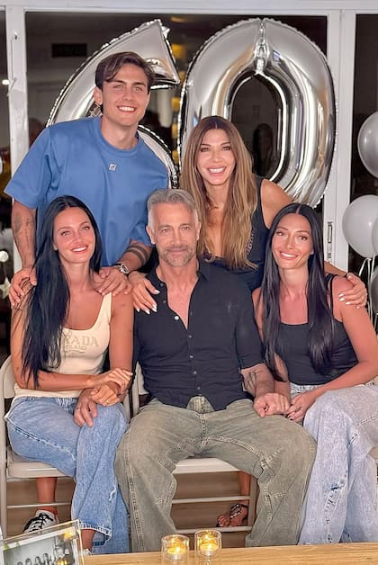 Osvaldo Sabatini rodeado de sus grandes amores: su mujer Catherine Fulop, sus hijas Oriana y Tiziana y su yerno, Paulo Dybala