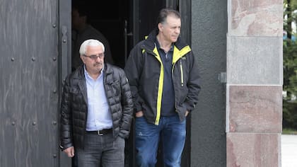 Osvaldo Sanfelice y Cristbal Lpez salen de visitar el mausoleo de Nstor Kirchner, en el quinto aniversario de su muerte