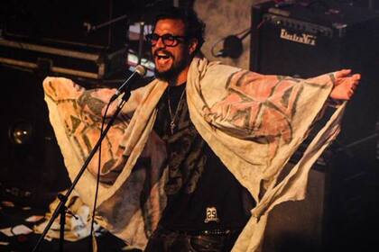 Osvaldo, sobre el escenario