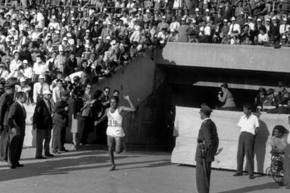 Osvaldo Suárez y una entrada triunfal en su etapa de corredor