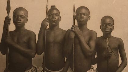 Ota Benga y otros pigmeos participaron de la Exposición Universal de Saint Louis en 1904