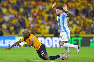 La jugada por la que Otamendi sufrió su primera roja en la selección y la polémica expulsión de Caicedo