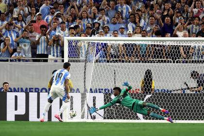 Otamendi convierte su penal en la serie contra Ecuador, por un cuarto de final de la Copa América de Estados Unidos; en ese torneo, el defensor perdió la titularidad, pero luego se recuperó y ahora está en un alto presente en el seleccionado.
