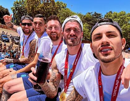 Otamendi, Di María, Messi, De Paul y Paredes