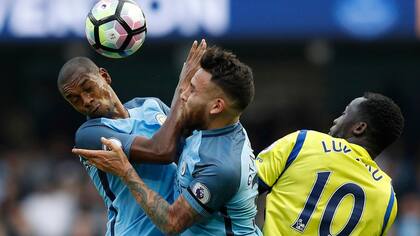 Otamendi. en la lucha con Lukaku